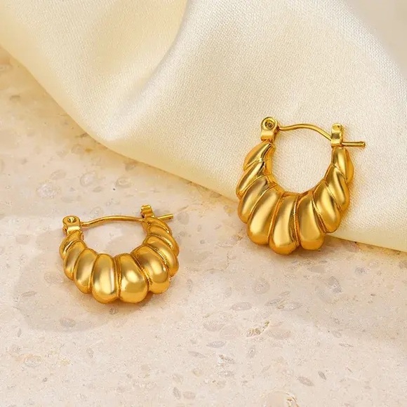 NEW💎18K Gold Plated Hoop Earrings*Huggie Earrings - Picture 2 of 4
